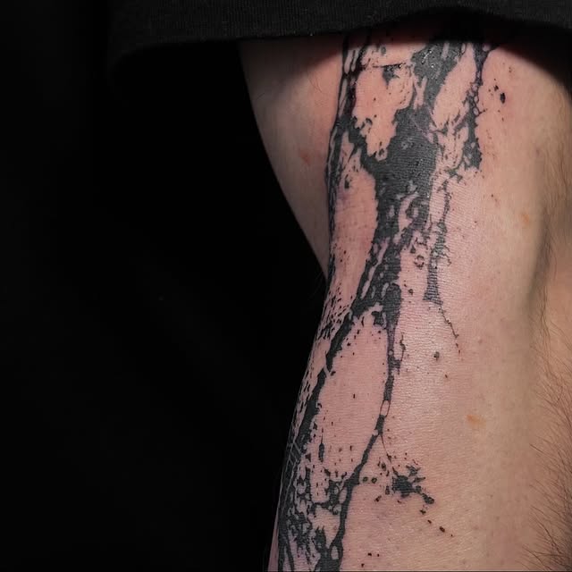 Abstraktní blackwork na stehně